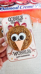 Yummiest little treats for your little turkeys this thanksgiving 👀 🧁 Perfect for classroom gifts, Friendsgiving party favors or Thanksgiving table place setting addition! These would be adorable to add at the kids table! For teacher: this would be so cute for gifts for your students Thanks for the idea @ashleym.mclaughlin What I used: Oatmeal Creme pies from @thereallittledebbie ( you can use chocolate cupcakes too) googly eyes 👀 from @dollartree orange construction paper for the beak I used 
