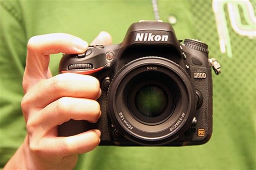 Nikon D600 Time-lapse Shows Dust Accumulation on Sensor