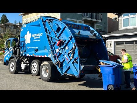 Republic Services Autocar ACX 18 Yd McNeilus Rear Loader Garbage Truck
