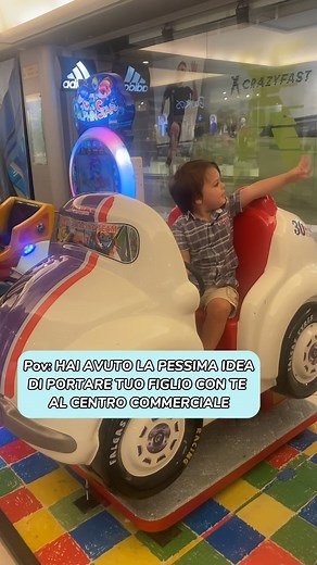 E così addio shopping. Ore ed ore su questi giochini e appena dici “amore ora andiamo” partono i pianti disperati ed i “mamma ancora uno!” E via così in loop #mamme #mammeebambini @michela.russo su IG (https://www.instagram.com/michelaarusso/) | Mamme.it