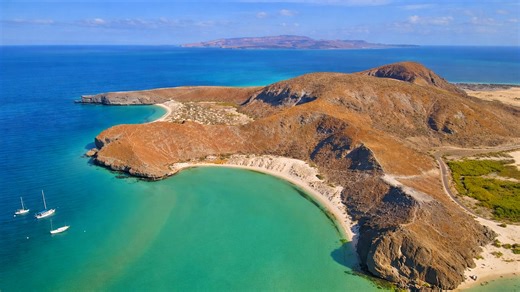 Una isla árida rodeada de aguas azul turquesa