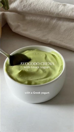 avocado crema with Greek yogurt, a little mayo & lime! Perfect w tacos or chips 👌🏼Recipe below⬇️