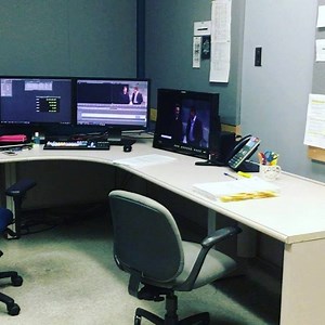 8.6K views · 96 reactions | C'est à ça que ressemble notre salle de montage! On vous prépare un très bon premier show de 2018. C'est parti! #tlmep #enmontage À dimanche! | Tout le monde en parle | Facebook