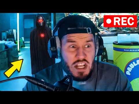 er steht vor meiner TÜR und bringt mir...