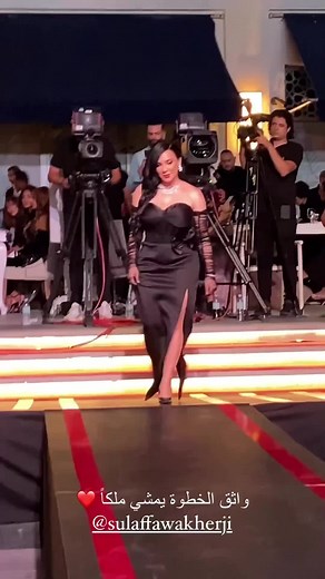 Stunning Fashion Show with Elegant Evening Gown