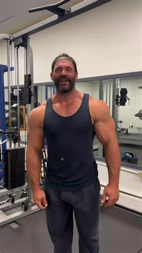 Fitness coach The Northeast Beast (@the_northeast_beast) is reminding lifters not to skip rear delts if they want that 3D shoulder look. 💪🔥 In a recent post to his 228k followers, he explained why the often-forgotten rear delts are key for balance, strength, and aesthetics. His advice? Hit them twice a week, around 8 reps to failure, ideally after pull day. He also pointed out that you don’t need a dedicated “shoulder day” — front and lateral delts get enough work on push day, while rear delts