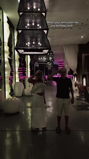 Bella Jané (@bellajanexo)’s video of twin sisters