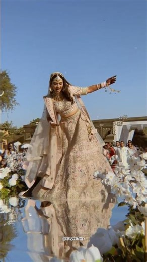 All eyes on the bride ✨ #brideentry #weddingday #brideentryideas #ytshorts #weddingentry #varmala