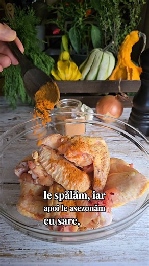 Mazare, aripioare de pui și cartofi și ai obținut mâncarea perfectă cu gust de copilărie. Cred ca aceasta mancare nu mai are nevoie de nicio alta prezentare. Mâncare de mazăre cu aripioare și cartofi ▪️2 linguri untura pasare ▪️1 ceapa ▪️1 morcov ▪️8 aripioare pui ▪️800g mazare ▪️2 morcovi ▪️sare ▪️piper ▪️cimbru ▪️boia dulce ▪️marar ▪️150g suc de rosii cu ardei capia 1️⃣ Pregătim aripioarele pe care le parlim dacă este nevoie și le amestecăm cu sare, piper și boia dulce.Tocam ceapa mărunt iar m