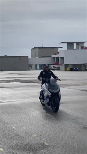 386K views · 5.5K reactions | Prime acrobazie in sella per Toprak Razgatlioglu, appena approdato in BMW Motorrad! @gazzettadellosport #gazzettamotori #toprakrazgatlıoğlu #toprak #bmwmotorrad #superbike | Gazzetta Motori | Facebook