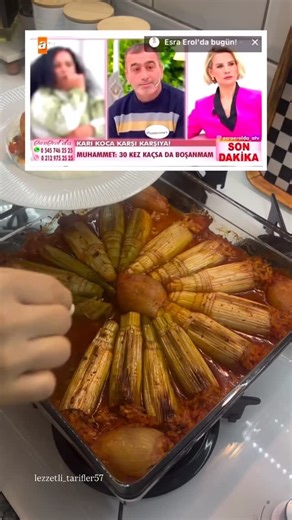 Hafif Lezzetler on Instagram: "Esra Erol’da Pırasa tiki olan adama itafen nefis bir tarif ile geldim önyargılı olarak yaptım ama inanın normal pırasa yapmaktan daha lezzetli oluyor 🤤 @lezzetli_tarifler57 Malzemeler Sarma için: • 4–5 adet kalın pırasa • 1 su bardağı pirinç • 1 adet büyük soğan • 1 yemek kaşığı dolmalık fıstık (isteğe bağlı ama çok yakışıyor) • 1 yemek kaşığı kuş üzümü (isteğe bağlı) • 1 çay bardağı zeytinyağı • 1 yemek kaşığı domates salçası • 1 tatlı 