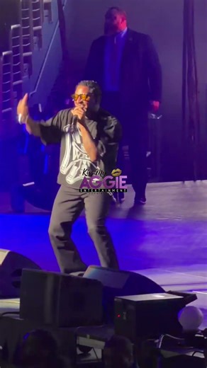 Lloyd sets the stage on fire performing “You” live in DC 🔥🎤