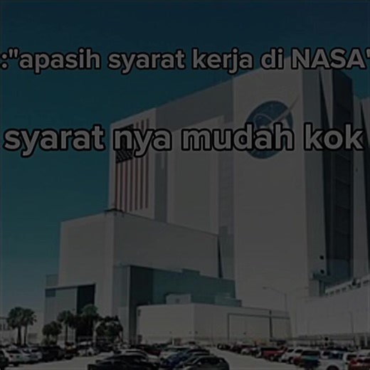 Syarat utama bekerja di NASA adalah menjadi warga negara Amerika Serikat, memiliki gelar sarjana atau magister (master) di bidang STEM (Sains, Teknologi, Teknik, Matematika), dan memiliki pengalaman profesional yang relevan atau pengalaman terbang tinggi. Melamar melalui situs resmi USAJOBS.gov dengan keahlian khusus sangat diutamakan. Berikut adalah rincian syarat bekerja di NASA: Kewarganegaraan: Wajib warga negara Amerika Serikat untuk posisi pegawai negeri sipil. Warga negara non-AS hanya bi