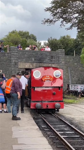 Look who just rolled in! Sir Handel (Loco No. 3) arriving back at the Wharf during the fantastic Awdry Extravaganza weekend. This narrow-gauge legend looked magnificent bringing his train back after a run on the scenic Talyllyn Railway. A magical scene that brings the classic railway series to life! ✨🚂 #SteamLocomotive #HeritageRail #UKRail #TrainSpotting #NarrowGauge #Trains | Cymru Rails