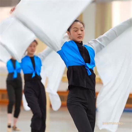 Legend has it that ancient Chinese clothing was inspired by the attire worn in the heavens, and that clothing was divine knowledge passed down from the gods. Shen Yun's costumes bring back the styles of China's different dynasties, regions, and ethnic groups. In this clip, principal dancer Evangeline Zhu dances with the long, distinctive sleeves of the Tang dynasty. Even though they're practice sleeves, Evangeline displays the grandeur of the Tang dynasty's power and elegance. Currently, Shen Yu