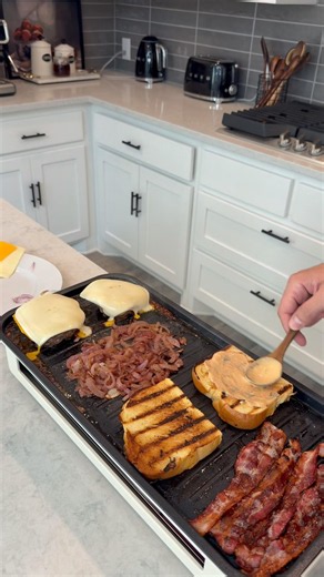 Quick homemade cheeseburger. #asmr #food #recipe