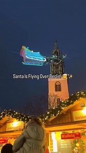 Der Weihnachtsmann fliegt offiziell wieder über Berlin! 🧑‍🎄 Sie können ihn dreimal täglich sehen: 16:30 Uhr – 18:30 Uhr – 20:30 Uhr 📍 Weihnachtsmärkte am Roten Rathaus #berlin | Was los Berlin