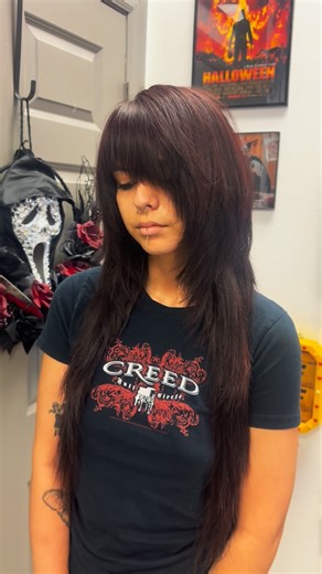 Claudia 🖤 Alternative Hairstylist on Instagram: "Emo haircut on long hair 🖤🔪 #emohaircut #looksthatkillsalon #horrorthemedhairsalon #houstonalternativehair #houstonhairstylist #emohairhouston #althairstylist #houstonhairsalon #creed"
