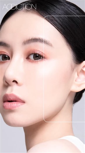 高級感，是從肌膚底層透出來的自信。🕊️ ADDICTION 將「原生美學」發揮到極致 從深邃眼神到水光雙唇， 每一處細節都精緻得不像話 💎 帶你找回肌膚最純粹、最動人的高級神采 🕯️ 💄 本日精選「癮」系清單： • 👁️ 眼妝｜癮色炫耀眼采盤 細膩微光在眼波間流轉，瞬間電力滿格 ⚡ • 🌸 頰彩｜癮色絲絨頰彩 宛如天生的微醺好氣色，柔霧質感太迷人 ☁️ • ✨ 底妝｜完美癮耀顏粉底液 神級膨潤感！肌膚像會呼吸般晶瑩透亮 💦 • 👄 唇妝｜癮吻水漾唇萃 一抹水嫩清透，打造讓人想親近的溫柔感 🕊️ 「每一抹色彩，都是對美最極致的追求。」 🎞️ 這套妝容中，哪一個單品最讓你心動？ 在評論區告訴我吧！👇✨ #ADDICTION #日系妝容 #高級感 #透明感 #美妝分享 | Addiction Beauty TW