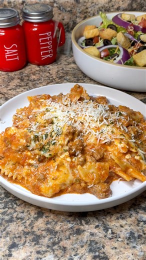 I’m always up for an easy dinner and this Lasagna Hamburger Helper is easy and so delicious! #hamburgerhelper #lasagna #homemade #easyrecipe #onepotmeals | Whatsmomcookin