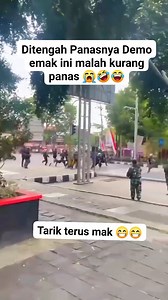 1.6M views · 33K reactions | Seberapa kurang panas nya sih mak� #fppppppppppp #fajarsadboy #demo #cintaluna #kisahhidup #imazing #vod #fbpro #humor #kreatorpemula #tragedi #videolucu #funnyvideo #ngeprank #tiputipu #kejadianunik #kocak #hiburan #komedi | Sartono Sartono | Facebook