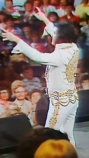 Elvis leaving the stage for the last time ever #ElvisPresleySongs #presley #fouryoupage #ep #elvis #tcb #elvispresley #Elvis #1977