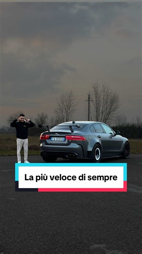 La berlina stradale più veloce della storia! Questa è una delle sole 300 Jaguar Project 8 SV mai prodotte, una vettura perfetta anche e soprattutto per la pista, grazie alle numerose soluzioni tecniche e aerodinamiche messe a punto dal reparto SVO della casa inglese. Il risultato è stato straordinario, dal 2019 detiene il record nel giro veloce al Nurburgring per il segmento berline, ben 10 secondi più veloce della BMW M3 CS, e 14 secondi più veloce della Giulia Quadrifoglio. Era proposta nel 20