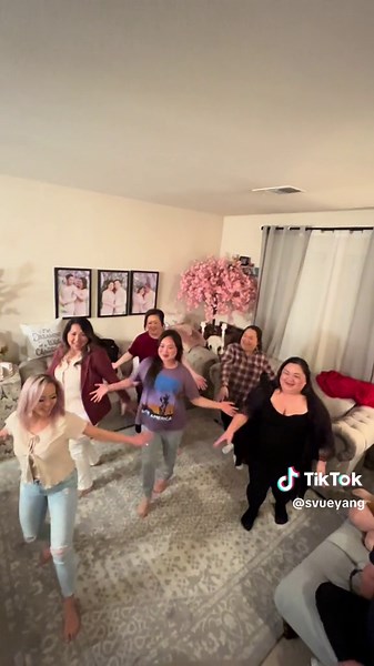 Friends trying out the trend for fun #sivyeesuaneebkovnpua #dance #challenge #hmoobtiktok