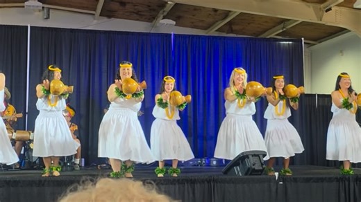 ✨ Aloha Dancers performing “Kuʻu Lei Hoku” ♥️ This mele is a poetic expression of love and admiration — comparing a beloved to a cherished lei and a shining star. Through each motion, our dancers honor the beauty of connection, aloha, and the sacred art of hula. Mahalo nui to our talented band for sharing your mana and keeping the spirit of Hawaiian music alive through your voices and instruments. 🌿🎶 #AlohaDancers #KuuleiHoku #Hula #HawaiianCulture #Mele #AlohaSpirit #HulaTradition #MahaloNui 