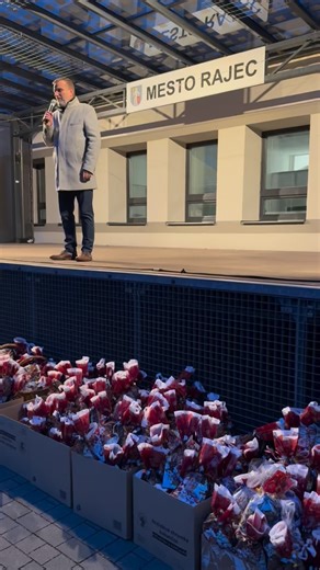 🎄 Náš Rajec navštívil Mikuláš! Dobré detičky odchádzali so sladkým úsmevom aj plnými rukami 🍭😊 #mestorajec | Mesto Rajec