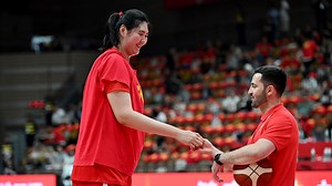 Ziyu Zhang (2m20 !) a fait ses débuts en équipe nationale chinoise féminine de basket - RTBF Actus