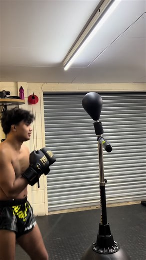 K1 Fighter Tries Boxing Bar for the First Time