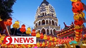 The Kek Lok Si Temple has once again been illuminated with colorful lights and lanterns ahead of Chinese New Year. The largest Buddhist temple in the country will be lit up at night from February 9 to March 7. Read more at http://tinyurl.com/y2zv75yz WATCH MORE: https://thestartv.com/c/news SUBSCRIBE: https://cutt.ly/TheStar LIKE: https://fb.com/TheStarOnline | The Star