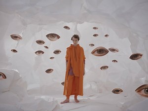 【izzue 2018 秋冬形象大片－ 顛覆傳統穿搭美學】 izzue 再度聯同國際知名攝影師暨藝術家 Ernesto Artillo 打造全新 2018 秋冬形象企劃－以柏拉圖洞穴之喻為故事靈感，表達出對真理和現實的另類想法。Ernesto 融合 izzue 秋冬系列多元化的服飾、物料、顏色及細節於短片中，展示品牌創意與時尚感！ #izzue #LiveItReal ----------------------------------------- Follow us on Instagram! IG Username: @izzue https://www.instagram.com/izzue/ | izzue