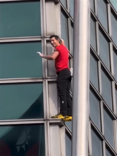 Alex Honnold successfully climbs Taipei 101 Skyscraper without using a safety harness (live footage)