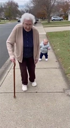 👵➡️👶 Tiny Copycat Baby Perfectly Imitates Grandma’s Walk