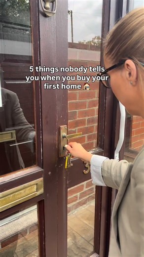 Lisa - 🏠Property & Home on Instagram: "First-time buyer tips they don’t tell you 🏡 From mortgage payment shocks to council tax surprises, here’s what I wish I knew before buying my first home. If you’re buying soon, save this post and comment ‘KIT’ for my Home Buyer Toolkit. And make sure you are following for honest, no-BS home buying advice.🏡"