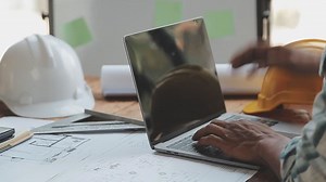 Télécharger concept de construction et de structure d'une réunion d'ingénieur ou d'architecte pour un projet de travail avec des partenaires et des outils d'ingénierie sur la construction de modèles et le plan sur le chantier, contrat pour les deux sociétés. gratuitement