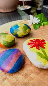 🌈 Make Stained Glass Pebbles! Transform simple pebbles into beautiful, colourful creations using tissue paper! This easy craft gives a stunning stained glass effect, perfect for brightening up your garden, decorating your home for spring, or even adding a creative twist to your Easter egg hunt. Want to try it? We’ve shared a step-by-step guide on our blog 👉🏼www.mudandbloom.com/blog/make-stained-glass-pebbles By @denisekhope #EasterCrafts #SpringActivities #PebblePainting #CreativeKids #Steine