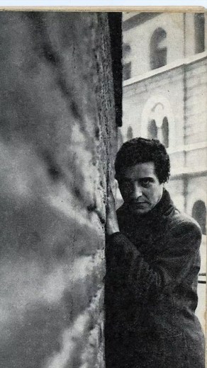 📍“La Maña” ("The Knack") es una obra de Ann Jellicoe estrenada por el Teatro Ictus en 1965, bajo la dirección de Víctor Jara, con escenografía de Bruna Contreras y la actuación, entre otros, de su amigo Nelson Villagra. Por esta obra, Víctor recibió el Premio de la Crítica del Círculo de Periodistas como mejor director. 🎭 “La Maña” es una obra experimental, con un texto traducido por Joan Jara, en la que Víctor trabaja una propuesta novedosa, basada en el cuerpo y el movimiento, en sintonía co