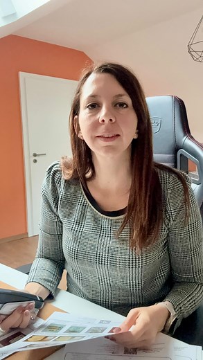 Beaucoup de temps, de patience… et des centaines de flyers agrafés à la main 📎 Les élèves de plusieurs écoles les recevront bientôt ! J’espère que ce petit concept rencontrera du succès, car j’y ai mis beaucoup de cœur et de temps à l’imaginer 💛 Une partie des ventes sera reversée à l’association des parents d’élèves pour les aider dans leurs actions ✨ #travailmanuel #créationartisanale #faitmainavecamour #créatricefrançaise #créationpersonnalisée #artisanatlocal #petiteentreprise #solidarité 