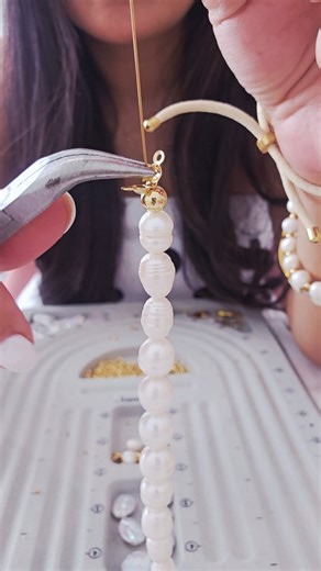 ✨ Amigas, muchas me preguntan cómo hago el cierre de mis collares,y hoy les muestro otra forma más simple de hacerlo. En esta técnica lo que van a hacer es poner doble remache sin necesidad de doblar el hilo al final. En lo personal, me gusta más la otra forma la que lleva el alambre enrollado en el remache y se hace doble porque siento que le da más firmeza al collar. Con el tiempo, el peso de las piedras puede hacer que el cierre se afloje y el collar se reviente. 💡 Si usan piedras grandes o 