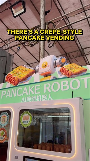 Pancake crepes from a vending machine?! We found a new unique vending machine in Singapore that makes Chinese-style pancake crepes from scratch from just $4! Pancake Robot Address:Hougang pasar malam