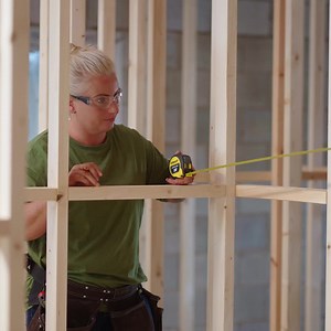 Utrustad med integrerad fingerbroms för optimerad kontroll och skydd när bladet dras in. #STANLEY #TheMeasureofAPro | STANLEY Sverige