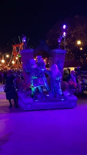 Madame Leota's Swinging Wake – A Haunted Mansion Street Party. Oggie Boogie Bash 2026.