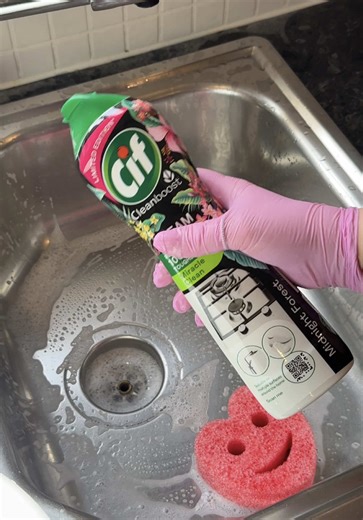 I really needed to open my new scrub daddy because I’m obsessed with the heart & it’s also nearly valentines day, so it felt right 🤭 A scrub daddy & CIF are my favourite duo. They just bond perfectly 🤌🏼 anyone else found the heart scrubby daddy yet?! I found it in the range 🙋🏼‍♀️ @CifSquad @Scrub Daddy UK @Scrub Daddy #scrubdaddy #sinkclean #cif #sudsycleaning #cleaningtherapy