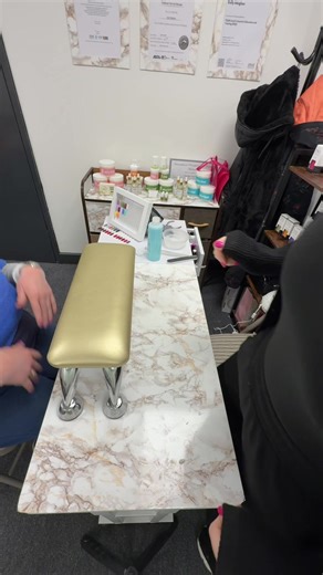 A break from waxing humour to nail humour! I get it! The the urge to pop your hands on this but it’s an arm rest. Hands hang over so we can hold your fingers and move as needed to file & paint them while your arms are supported 😆 #cndshellac #plexigel #buildergel #nailtech #nailhumour