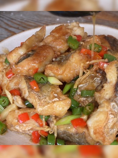 Nouvelle recette de filets de poisson en morceaux, avec petits légumes et une sauce légère pour enrober. Bon week-end !