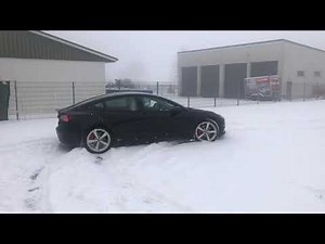 Schnee driften mit dem Performance Tesla Model 3