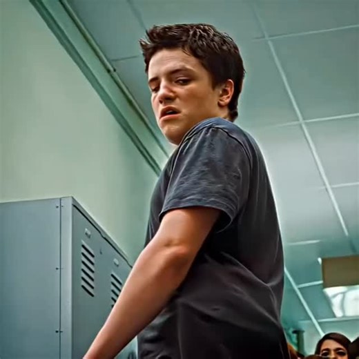 Foggy on Instagram: "日本利用压电瓷砖将脚步转化为电能。这些瓷砖捕捉来自你脚步的动能。当你行走时，你的重量和动作会对瓷砖产生压力。瓷砖会轻微弯曲，从而产生机械应力。瓷砖内部的压电材料将这种应力转化为电能。每一步都会产生少量电荷，而数百万步结合在一起就能产生足够的电力来驱动 LED 灯、数字显示屏和传感器。在像涩谷车站这样繁忙的地方，每天大约有 240 万个脚步为这一系统作出贡献。这些电能可以被储存或立即使用，从而减少对传统电力来源的依赖，并支持可持续的城市基础设施。这种方法将日常运动转化为实用的可再生能源 #日本 #知识 #事实 #你知道吗 #推荐 #科技 #创新 #历史 #技术 #实验 #热门follow"